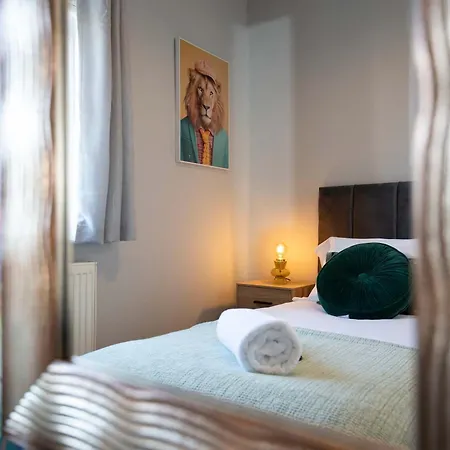 Beautiful 3 Bedroom House Close To The Sea בית נופש