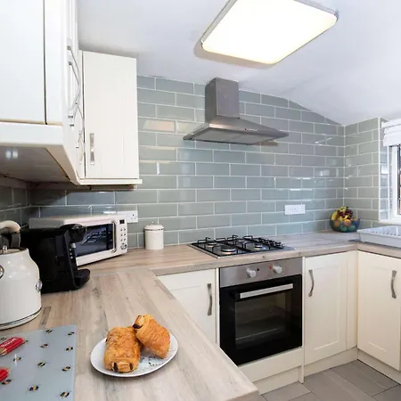 Beautiful 3 Bedroom House Close To The Sea בית נופש