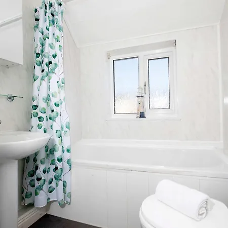 Beautiful 3 Bedroom House Close To The Sea *