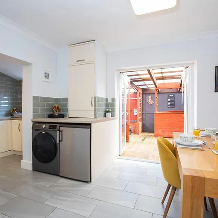 Beautiful 3 Bedroom House Close To The Sea *