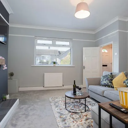 Beautiful 3 Bedroom House Close To The Sea