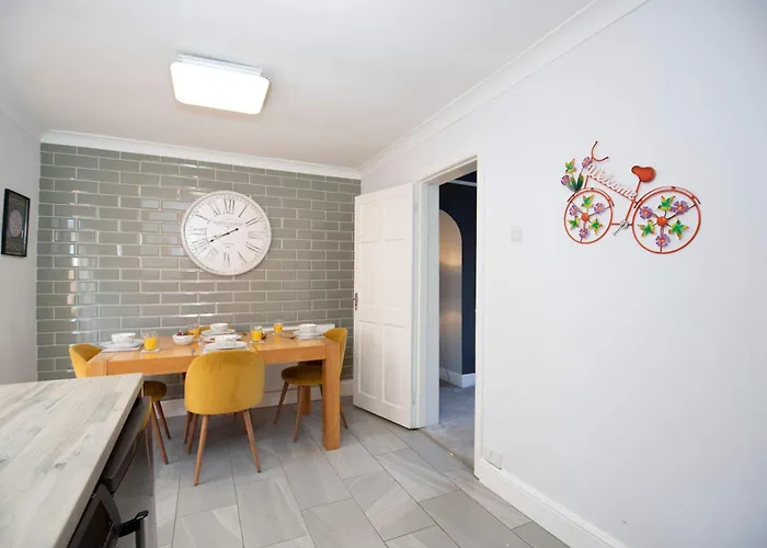 Beautiful 3 Bedroom House Close To The Sea *