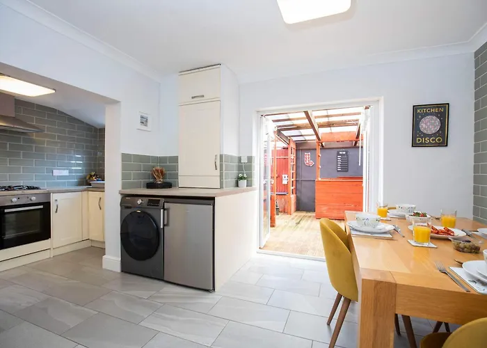 Beautiful 3 Bedroom House Close To The Sea *