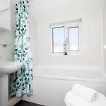 Beautiful 3 Bedroom House Close To The Sea *